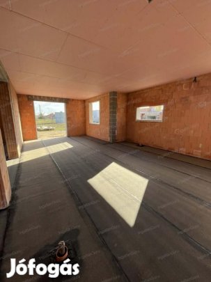 Kecskeméti 93 nm-es ház eladó