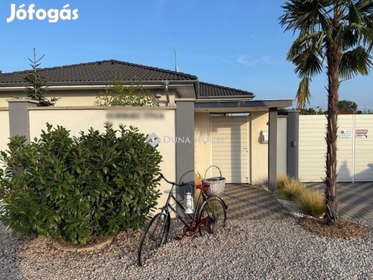 Kecskeméti 95 nm-es ház eladó