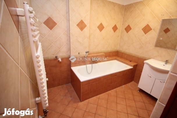 Kecskeméti 98 nm-es lakás eladó