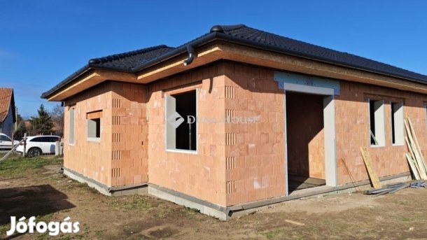 Kecskeméti 99 nm-es ház eladó