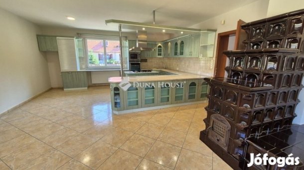 Kecskeméti eladó 260 nm-es ház