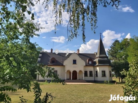 Kecskeméti eladó 370 nm-es ház