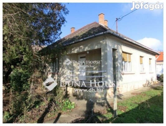Kecskeméti eladó 470 nm-es ház
