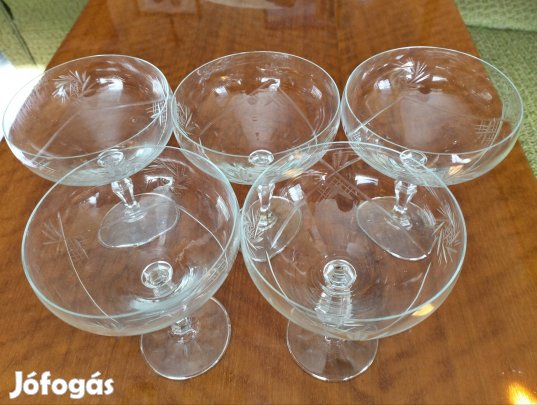 Kehely alakú poharak