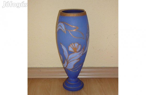 Kék, fújt üveg, homok fújt, arany díszítéses váza. Magasság: 27cm