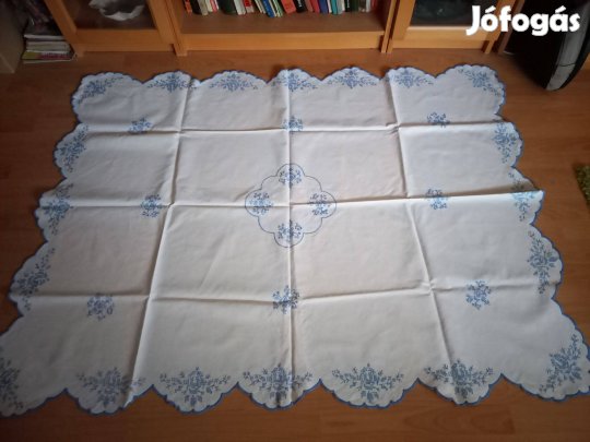 Kék, keresztszemes hímzéssel készült terítő szép állapotban