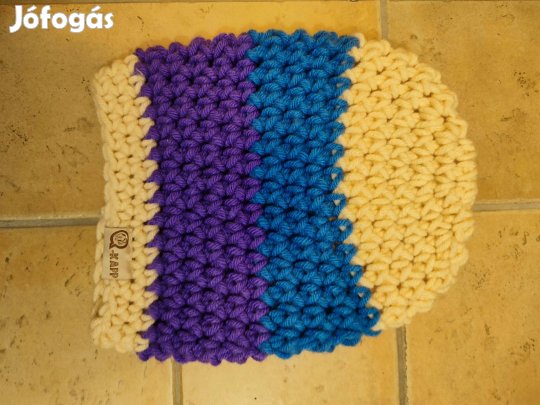 Kék- lila- fehér kötött sapka