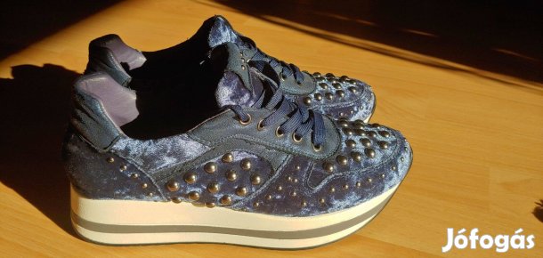 Kék bársony edzőcipő