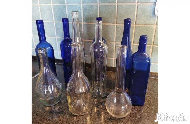 Kék és fehér üvegek