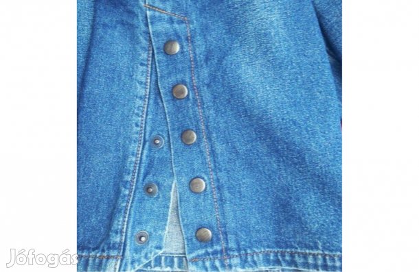 Kék farmer, mindkét szárán patentokkal