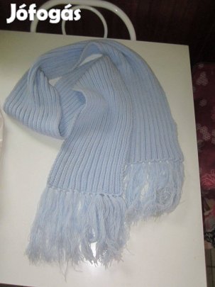 Kék kötött hosszú sál