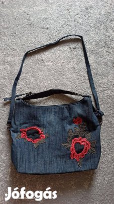 Kék nagy pakolós elől hímzett különleges farmertáska