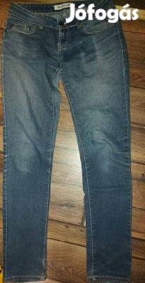 Kék színű csípő farmernadrág