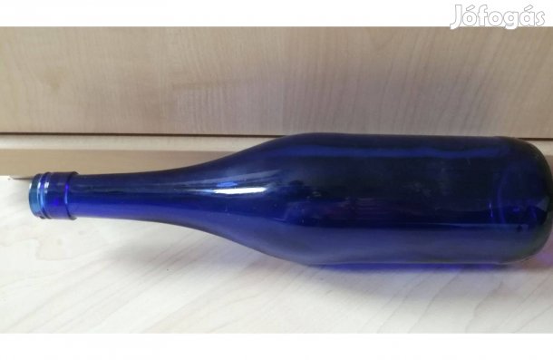 Kék színű díszes üvegváza