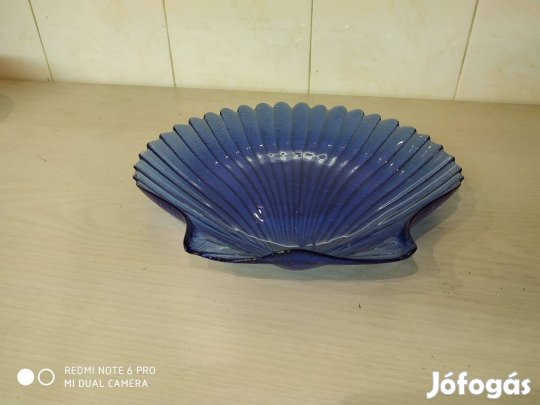 Kék színű kagyló alakú kínálótál