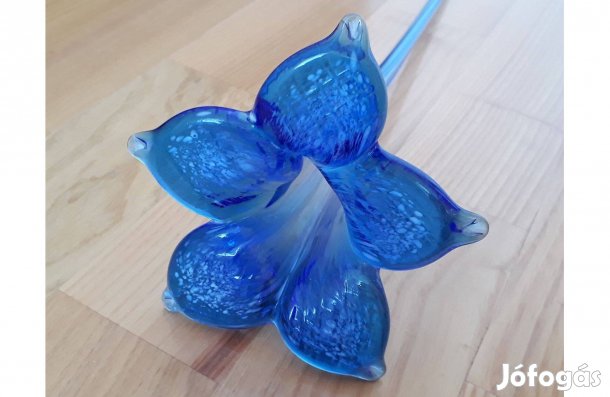 Kék virág üvegből