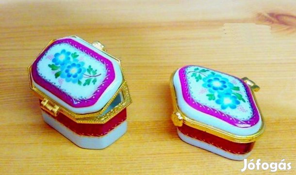 Kék virágos porcelán szelence pár, különböző forma, azonos mintázat