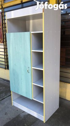 Kékajtós akasztós szekrény