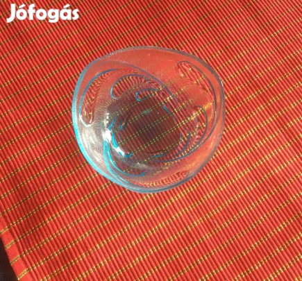 Kékes színű, szirom alakú üveg kínálótál