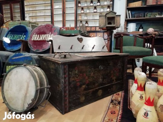 Kelengyés láda eredeti festéssel, 19 századból, népi díszítésű láda