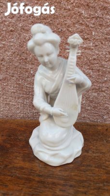 Keleti hölgy pengetős hangszerrel szobor