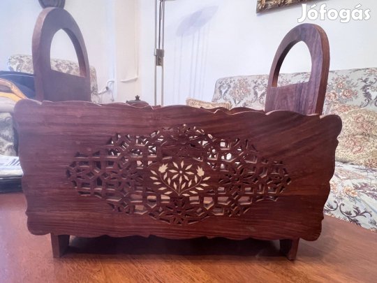 Keleti stílusú, faragott fa újságtartó