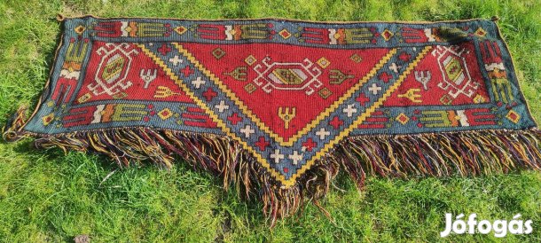 Kelim falvédő kb. 65 éves nő