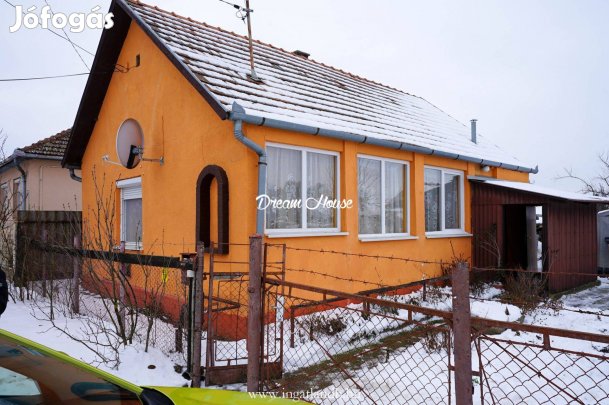 Kemecse szélén azonnal költözhető kis ház eladó!