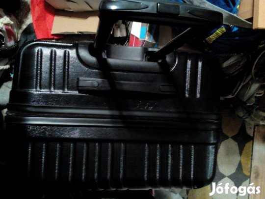 Keményfedeles, húzókaros, gurulós, óriási, fekete bőrönd olcsón eladó!