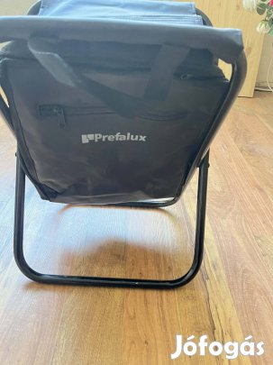 Kempingszék alján hűtőtáska