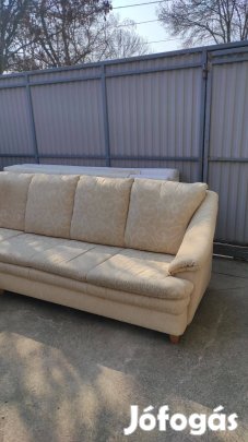 Kényelmes, kisméretű, világos sarokülő eladó