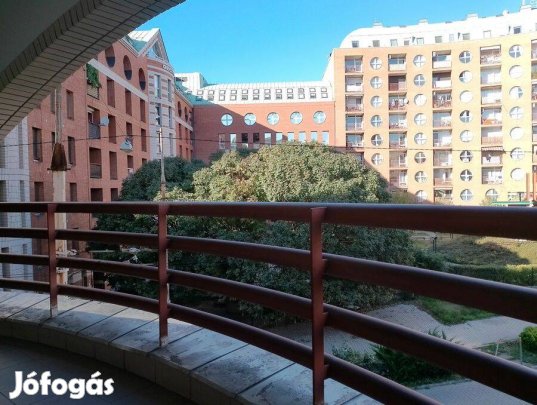 Kényelmes, tágas, egyedi kialakítású lakás