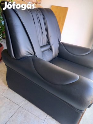 Kényelmes fekete műbőr fotel