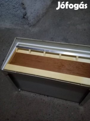 Kenyértartó barna-fehér