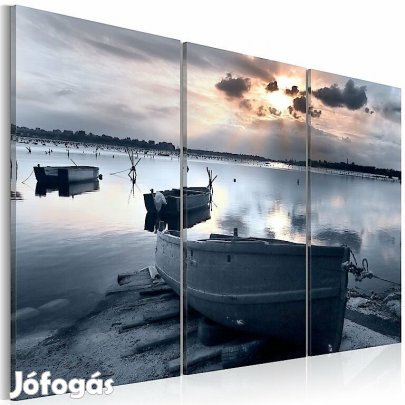 Kép - A small boat by a lake