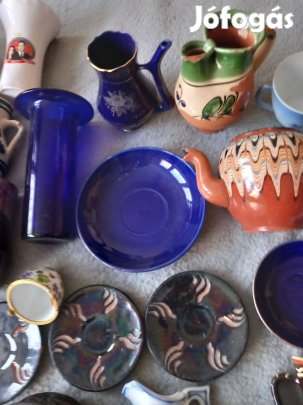 Kerámia, porcelán, üvegpoharak, kancsók tányérok, stb. egyben eladó