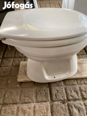 Kerámia alsó kifolyású WC és ülőke eladó