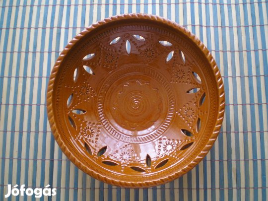 Kerámia dísztál áttört mintával szép állapotban jelzett