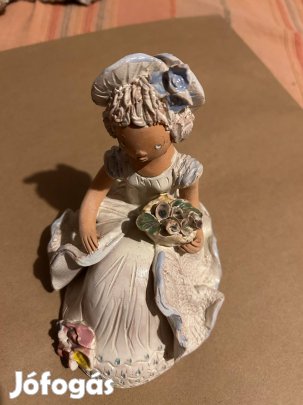 Kerámia lány virágcsokorral