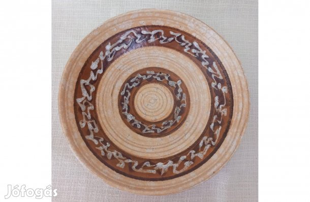 Kerámia tányér, falra akasztható, (átmérő: 26 cm)