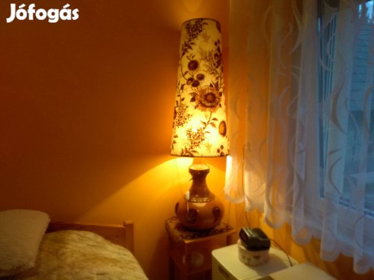 Kerámiatalpú 130 cm magas ernyős lámpa