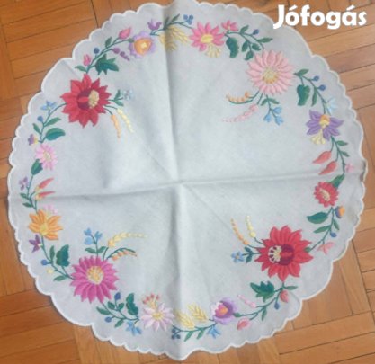 Kerek kalocsai hímzett terítő eladó