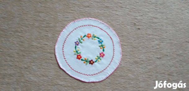 Kerek magyaros hímzett terítő