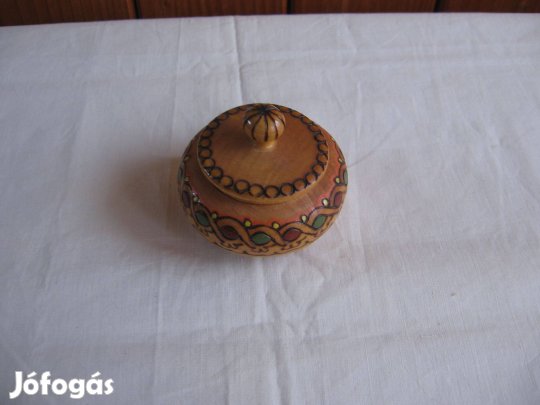 Kerek tégely, égetett-festett díszítésű, fa