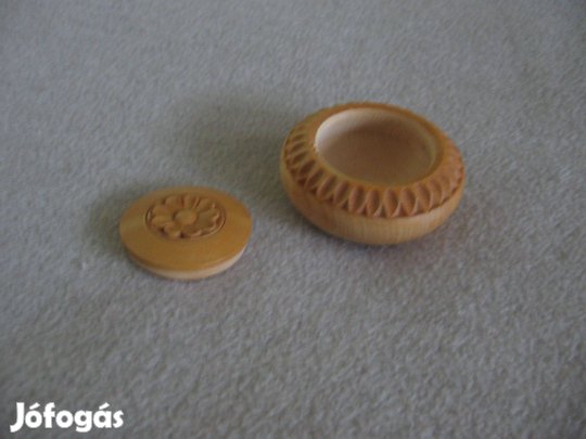 Kerek tégely, faragott fa