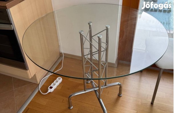 Kerek üvegasztal