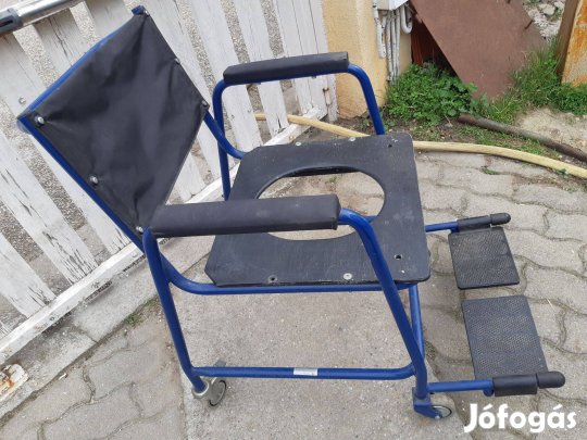 Kerekes szék, kék szobai WC