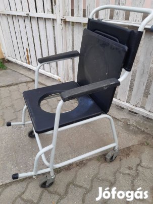 Kerekes szék, szürke szobai WC