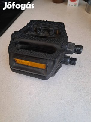 Kerékpár hátsó lámpa + pedál ajándék.