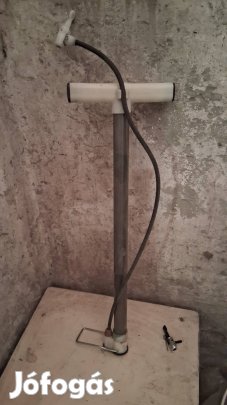 Kerékpár kézi pumpa.